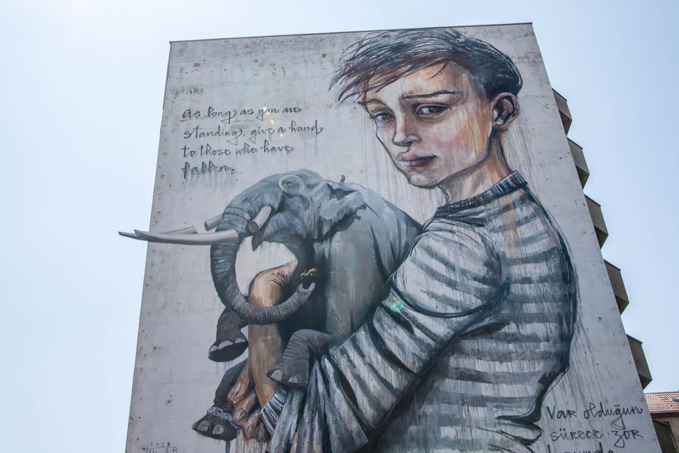 Mural mit Junge und Elefant von Herakut, Onur und Wes in Moabit, Berlin