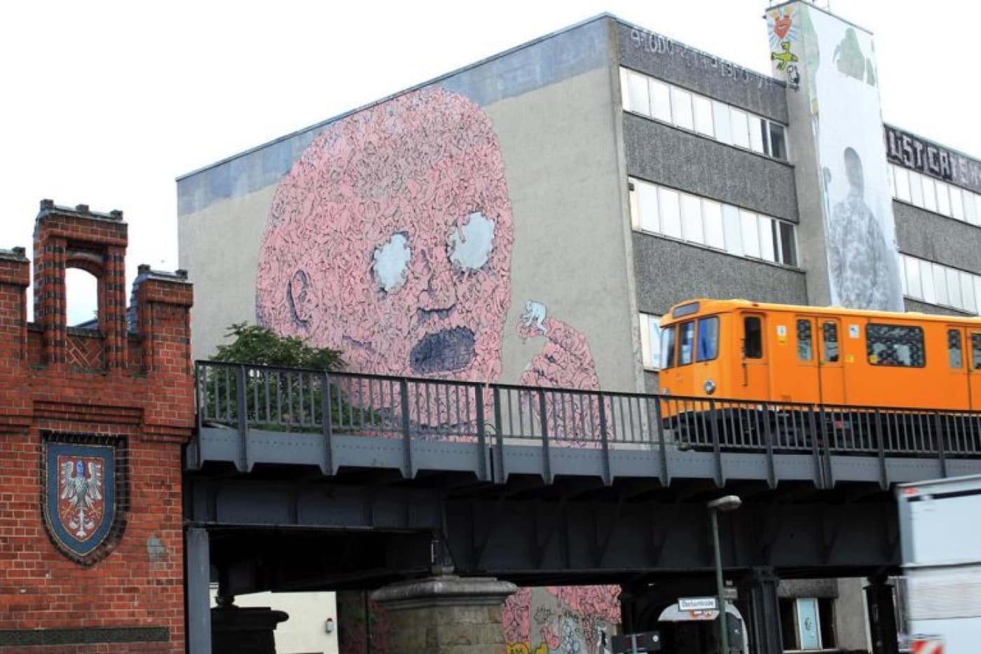 BLUs Mural Pink Man an der Falckensteinstraße nahe der Oberbaumbrücke, Berlin